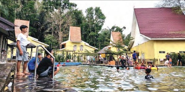 KURANG RAMAI : Warga berkunjung ke Loksado. Libur tahun baru kunjungan menurun karena adanya imbauan tak berkerumun. | FOTO: DISPORAPAR KABUPATEN HSS FOR RADAR BANJARMASIN