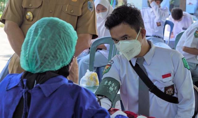 SYARAT SEKOLAH: Siswa divaksin di Hulu Sungai Selatan jelang pembelajaran tatap muka (PTM) lalu. | Foto: Dok/Radar Banjarmasin