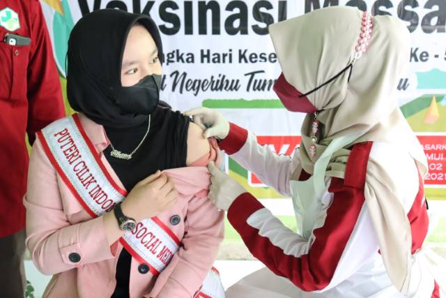 AJAK VAKSIN ANAK: Shafa Nur Anisa, Putri Cilik Indonesia  asal Kabupaten Tapin saat divaksin di Rantau beberapa waktu lalu. | FOTO: DOK/RADAR BANJARMASIN