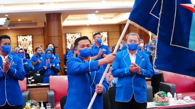 RESMI: Ibnu Sina seusai dilantik menjadi Ketua DPD Partai Demokrat Kalsel di Hotel Best western Kindai, Banjarmasin. Selasa (4/1). | FOTO: IST