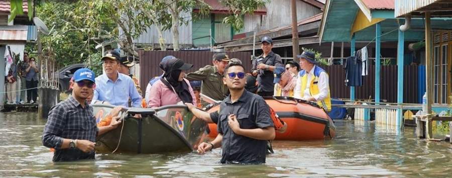 Pejabat di Kalteng meninjau banjir.