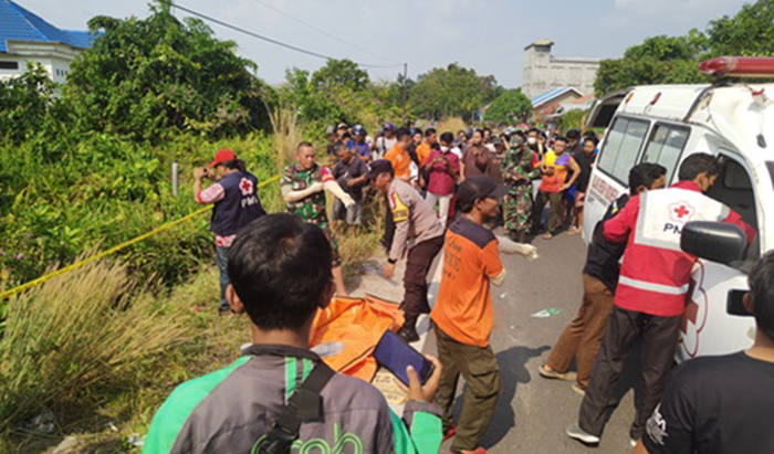 PENEMUAN MAYAT : Petugas Polri, TNI dan PMI ketika mengevakuasi mayat laki-laki yang ditemukan dalam parit di Jalan Cristopel Mihing, Kecamatan Baamang, Sampit pada Oktober 2023 lalu. (Dok.FAHRY/RADAR