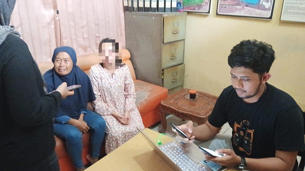 EM (33) ditangkap Subdit Siber Polda Kaltim di rumahnya di Kabupaten Lumajang, Jawa Timur, Rabu (24/1).