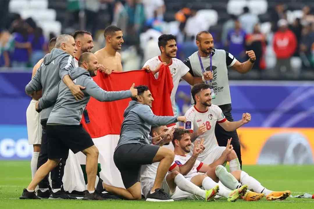 Para pemain Suriah merayakan kemenangan mereka atas India pada Selasa (23/1) di Piala Asia Qatar. (Sumber: REUTERS/Ibraheem Al Omari)