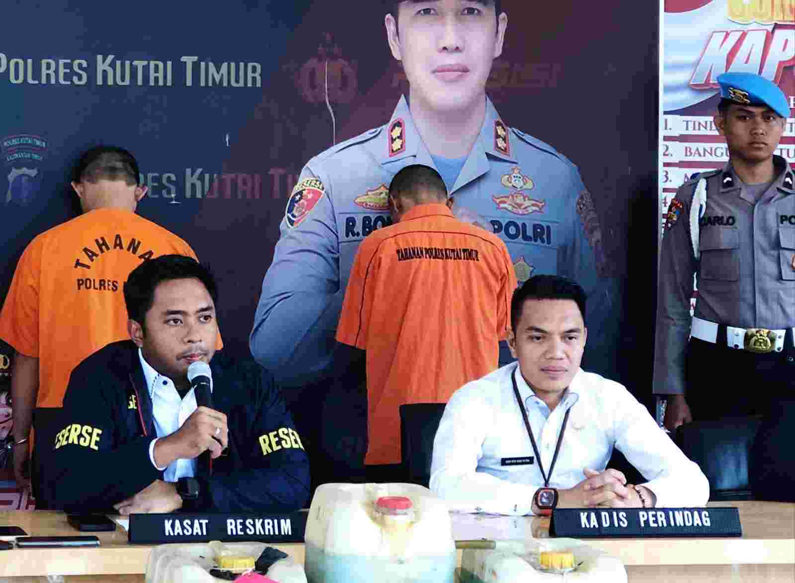 PENEGAKAN HUKUM: Kasat Reskrim Dimitri Mahendra (kiri) bersama Plt Kadisperindag Kutim Andi Nurhadi Putra memberi keterangan pers.