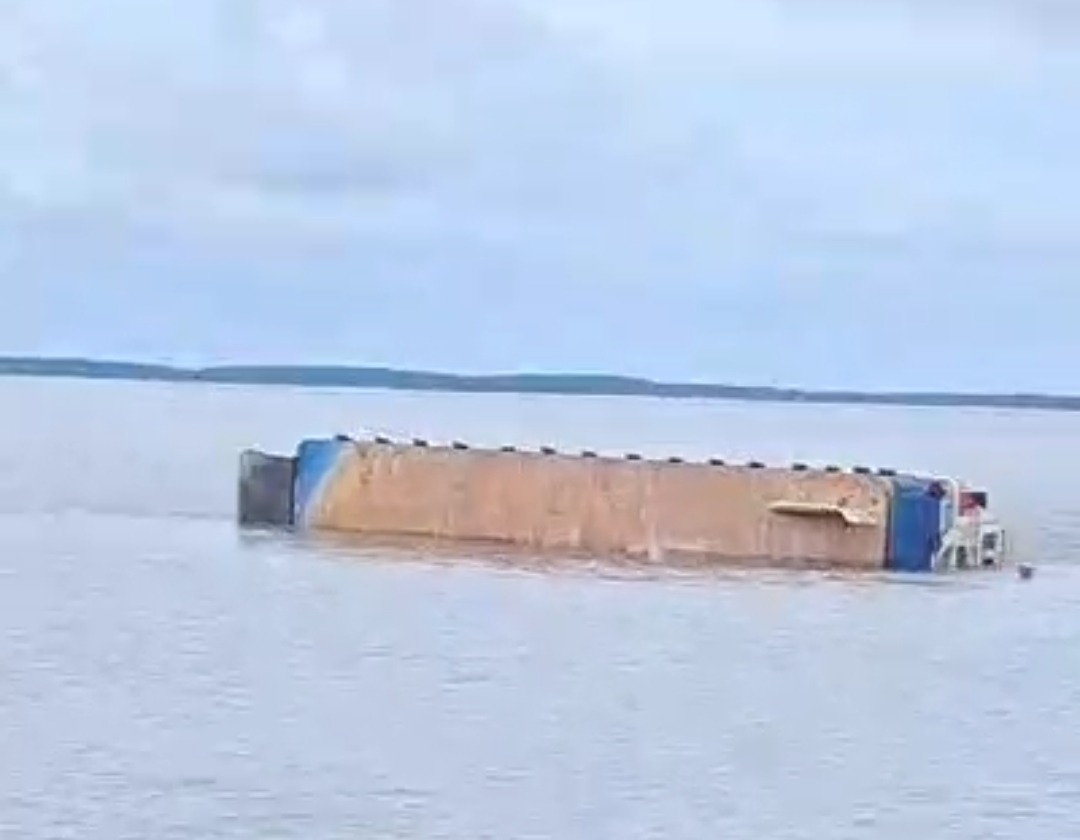 INSIDEN DI PERAIRAN: Para kru kapal terdekat berusaha membantu mengevakuasi para korban dari LCT Karya Fortuna yang karam di perairan Balikpapan.