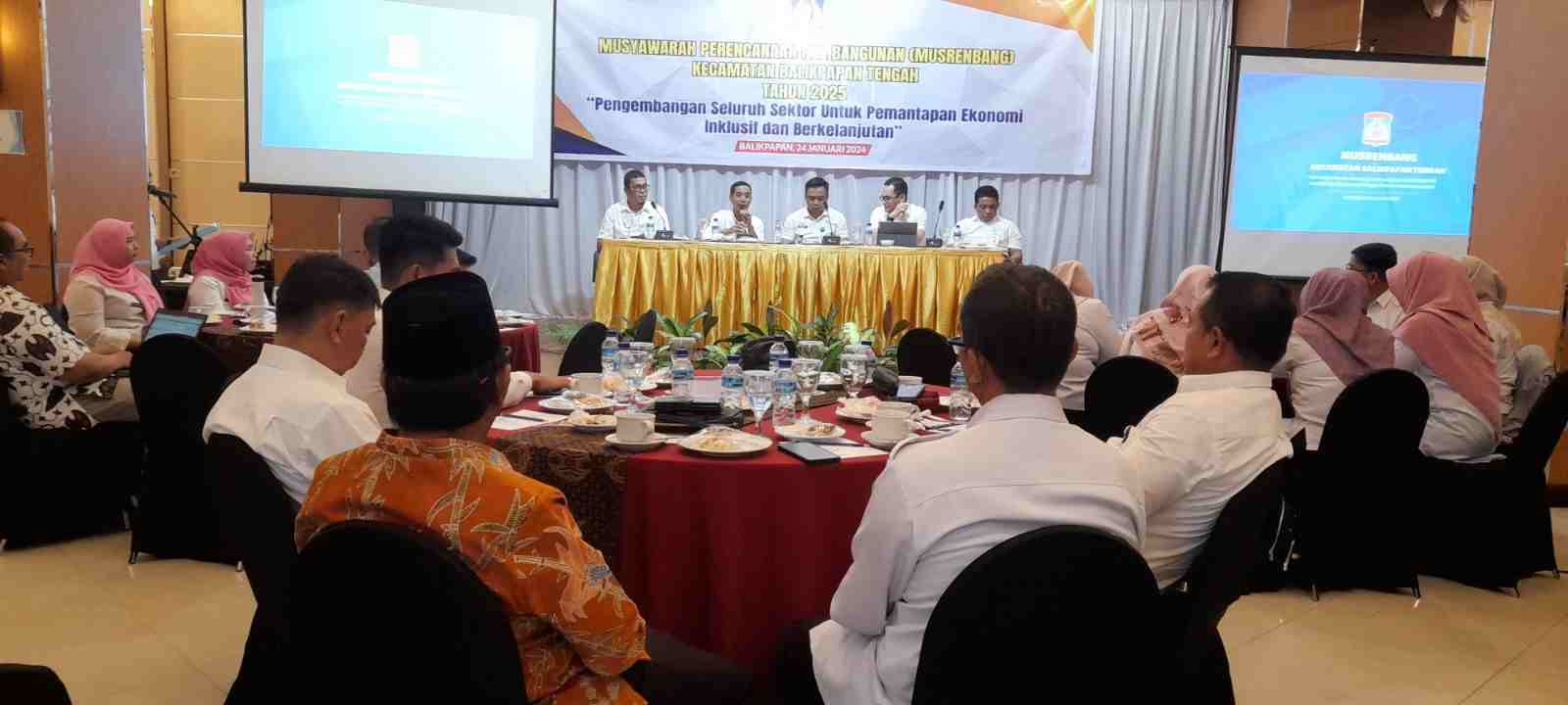 MENGEMBANGKAN: Camat Balikpapan Tengah Agung Budi Wibowo (depan, ketiga kiri) bersama OPD teknis dan seluruh peserta Musrenbang Kecamatan Balikpapan Tengah.