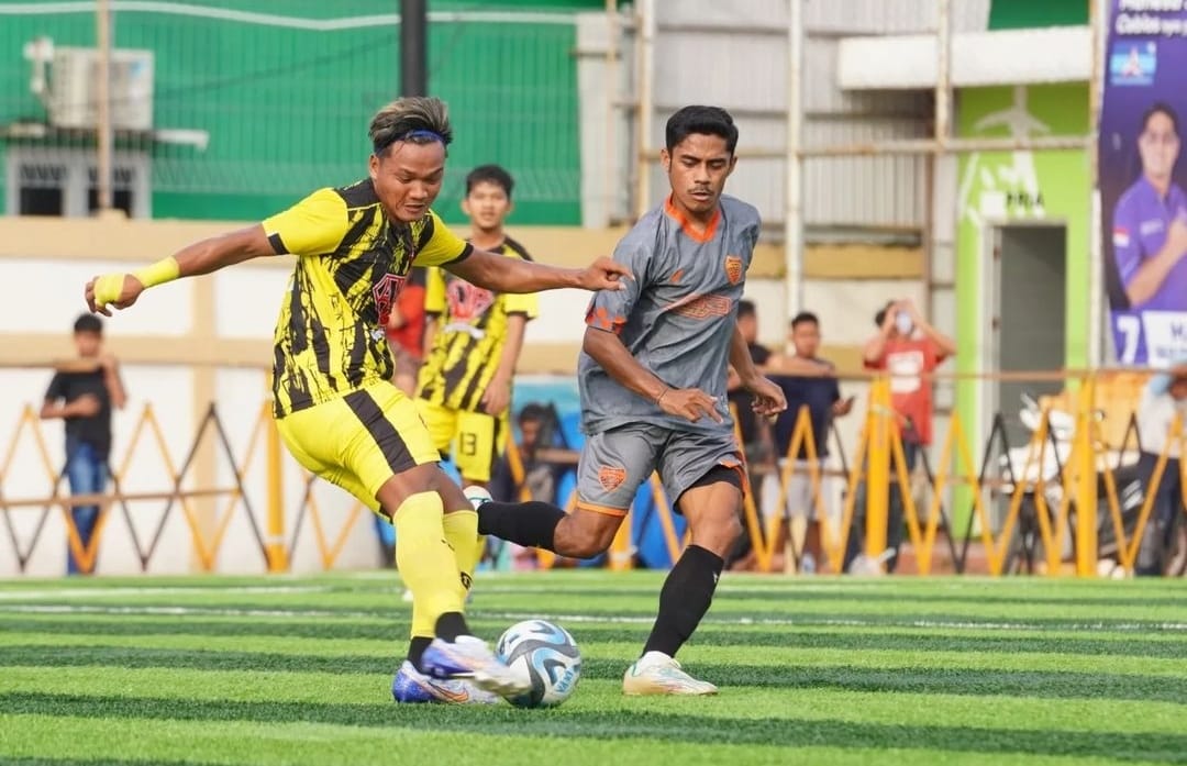 V3BKS FC sukses menyabet juara 3 turnamen sepak bola DEPA Cup 2023/2024 usai mengalahkan AJP B lewat drama adu penalti.