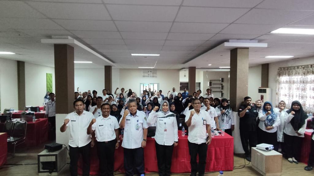 E-OFFICE: Pegawai Dinas PUPR PPU saat mengikuti bimtek penerapan aplikasi e-office. Kepala Dinas PUPR PPU Riviana Noor (dua kanan depan). (ist)