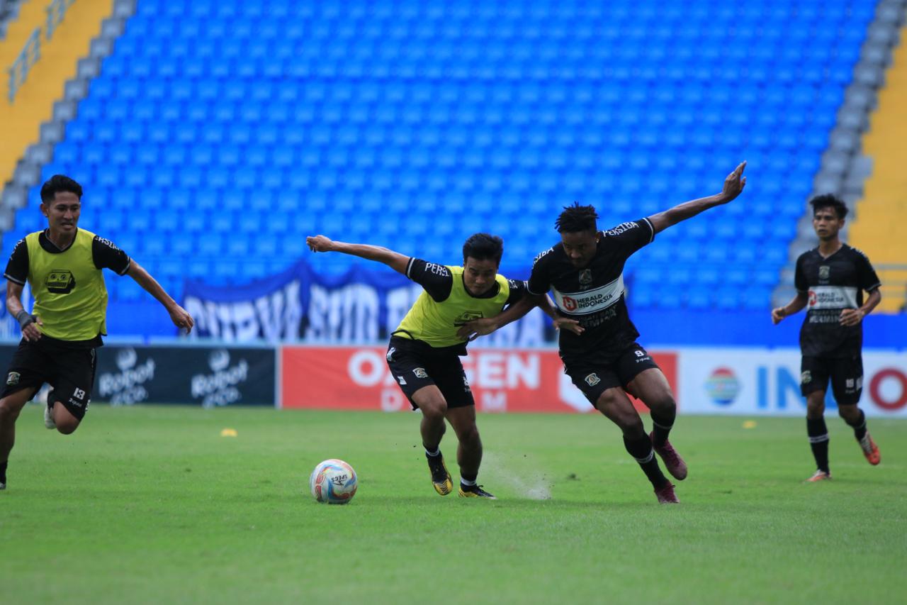 Pemain Persiba menjalani sesi latihan resmi di Stadion Batakan, Jum&rsquo;at (26/1) sore. Persiba akan menjamu Persijap Jepara pada Sabtu (27/1) sore. (Foto : Media Officer Persiba)