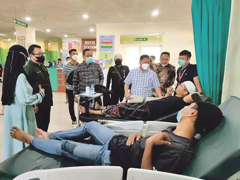 JENGUK: Bupati Kotim Halikinnor meninjau kondisi korban keracunan kue ipau yang dirawat RSUD dr Murjani Sampit, Sabtu (1/4/2023) lalu.