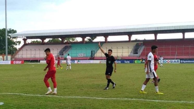 GAGAL LAGI: Pemain Kalteng Putra saat berlaga di Stadion Tuah Pahoe melawan Pesipura Jayapura, Senin (22/1/2024).