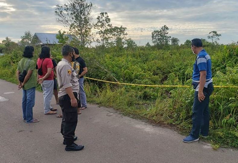 BELUM TERUNGKAP : Petugas kepolisian saat melakukan olah TKP penemuan mayat Hotma Hutahuruk.