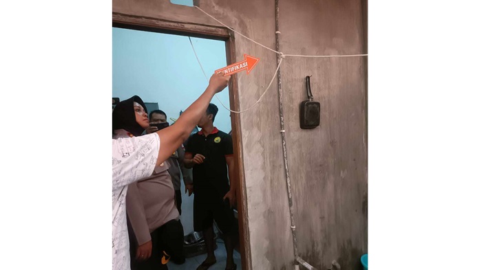TRAGIS:Petugas kepolisian saat  berada di kos pelaku bunuh diri, untuk melakukan olah Tempat Kejadian Perkara.