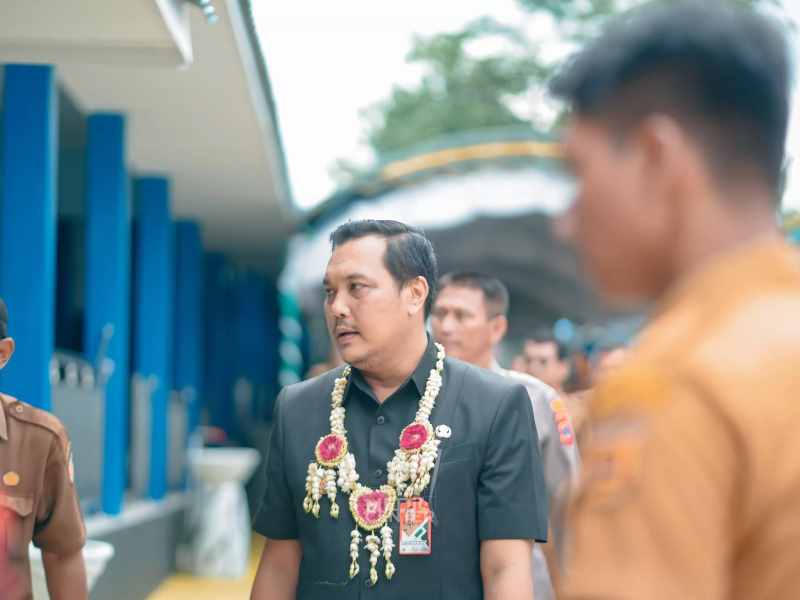 DISAMBUT : Wali Kota Banjarbaru, Aditya Mufti Ariffin menghadiri peresmian Gedung Sekolah di Banjarbaru, beberapa waltu lalu.