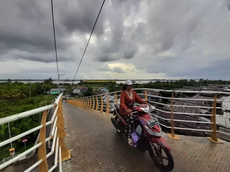 CURAM: Jembatan gantung Pulau Bromo hanya bisa dilintasi motor, sepeda, dan mobil ambulans.