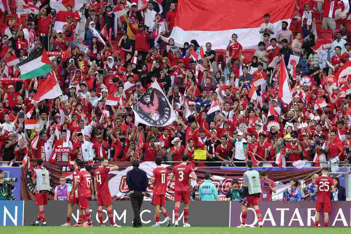 Pemain timnas Indonesia menyapa fans.