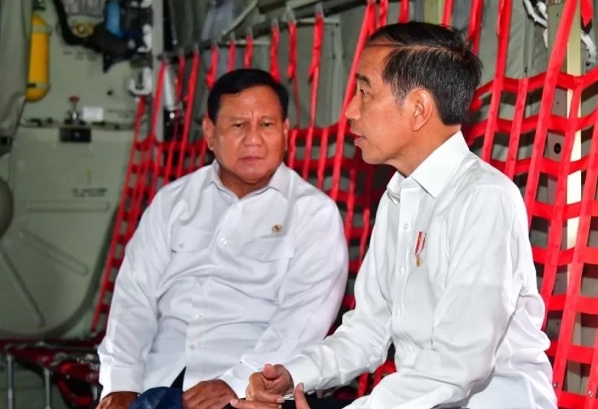 Presiden Jokowi bersama Menteri Pertahanan Prabowo Subianto di dalam pesawat Super Hercules di Pangkalan TNI AU Halim Perdanakusuma, Jakarta, Rabu (24/1/2024).
