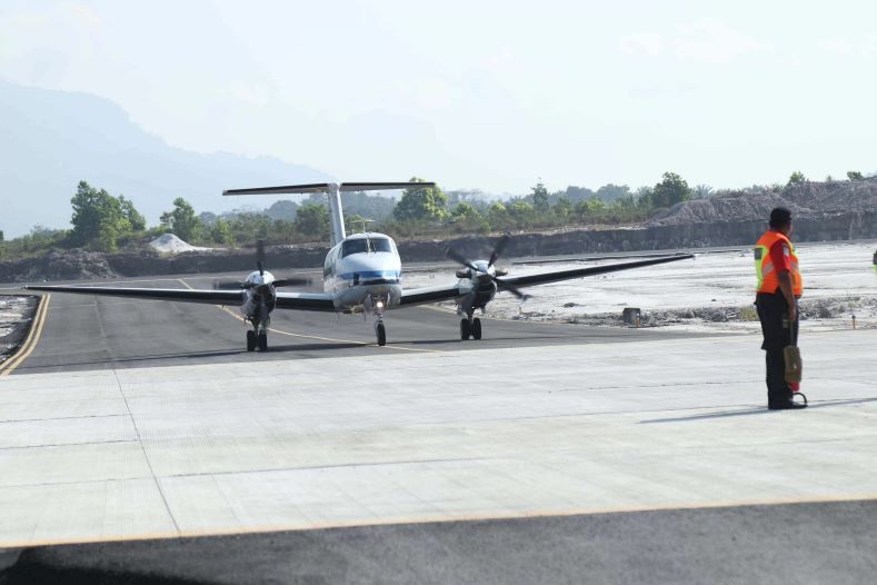 MENDARAT: Pesawat PK-CAN mendarat di Bandara Singkawang dalam rangka kalibrasi penerbangan.