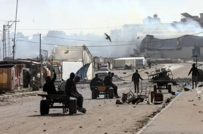 Warga Palestina meninggalkan rumah mereka di Kota Khan Younis di Jalur Gaza selatan, 23 Januari 2024.