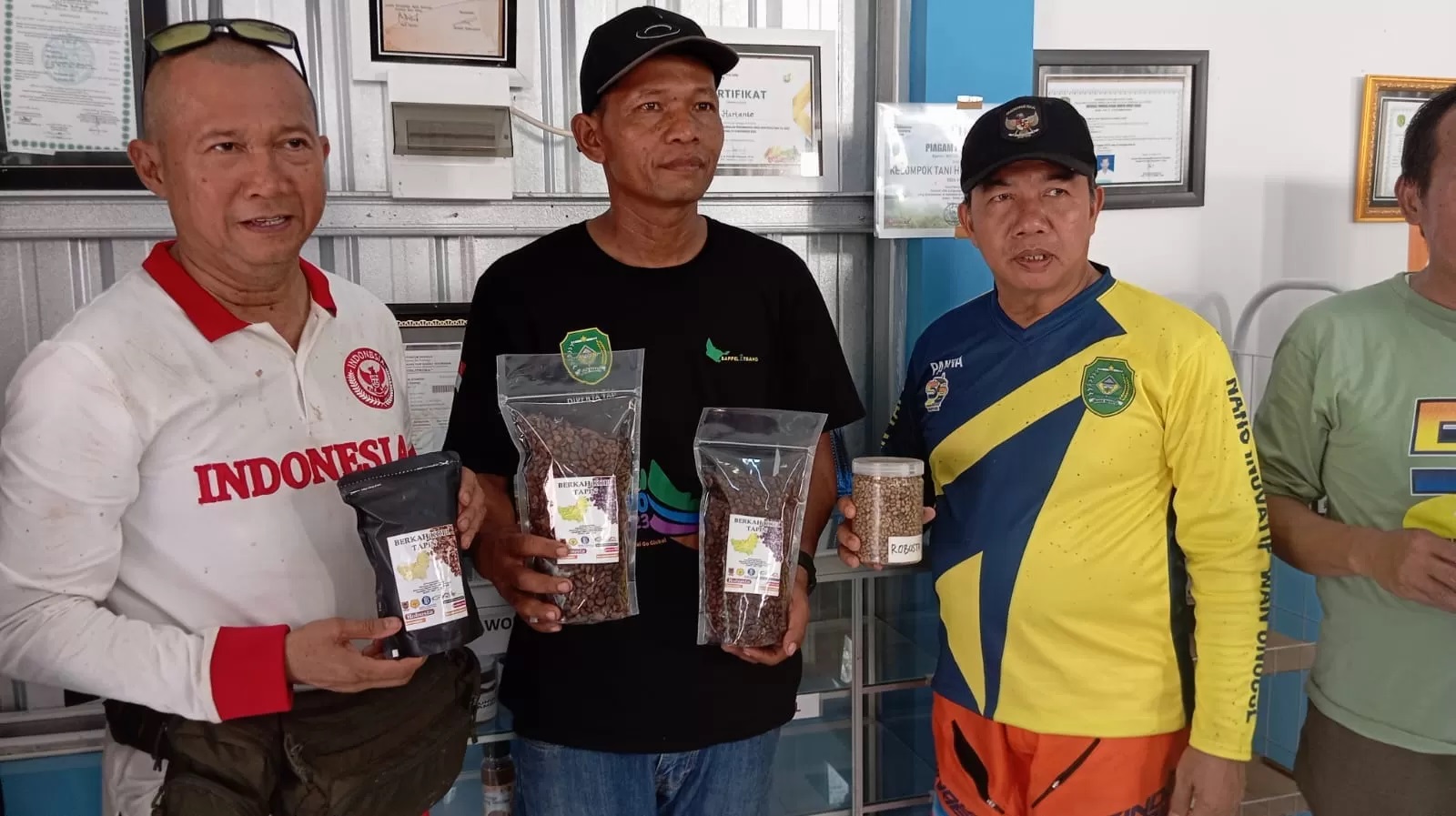 PROMOSI: Pj Bupati Tapin, Muhammad Syarifuddin dan Kepala Dinas Perindustrian Tapin, Yustan Azidin memperkenalkan produk olahan kopi dan jahe Desa Asam Randah.