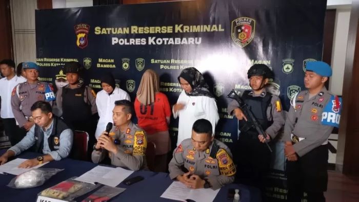 PRESS RELEASE: Kapolres Kotabaru AKBP Tri Suhartanto didampingi Kabag Ops AKP Abdul Rauf dan Kasat Reskrim Iptu M Taufan Maulana mengungkap kasus pembuangan bayi di sungai Kotabaru.