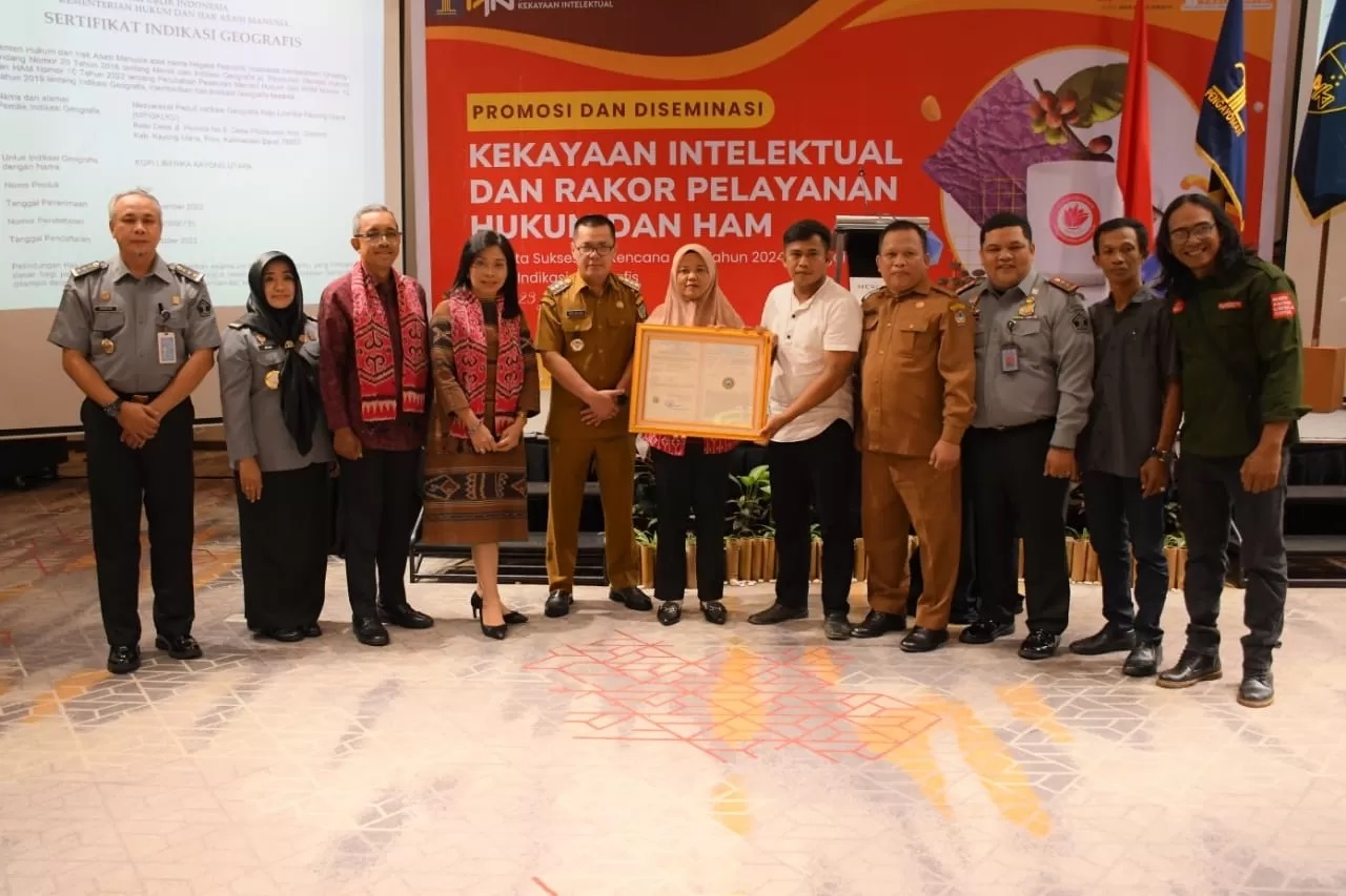 Kopi Liberika Kayong Utara secara resmi terima sertifikat Indikasi Geografis kopi pertama di se Kalimantan, Selasa  (23/1)