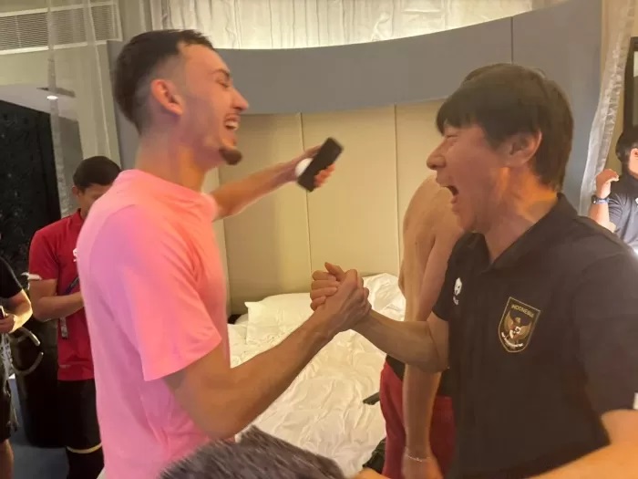 EUFORIA: Pemain Timnas Indonesia rayakan lolosnya Indonesia ke babak 16 besar Piala Asia 2023 bersama seluruh Shin Tae-yong.