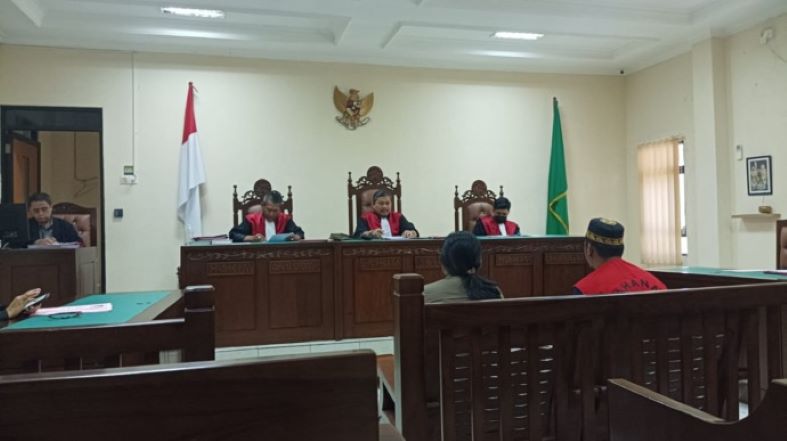 HARUS PISAH LAMA: Istri terdakwa kasus sabu-sabu mendampingi suaminya dalam sidang putusan kasus narkotika di PN Balikpapan.