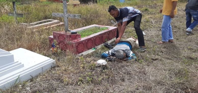 BUNUH DIRI: Matius yang ditemukan kejang-kejang usai minum racun tanaman di dekat pusara mendiang istrinya, Desa Sumber Makmur, Kecamatan Mentaya Hilir Utara,  Rabu (24/1/2024).