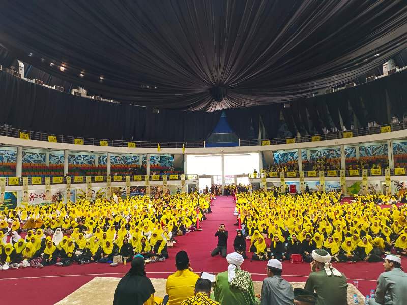 Ribuan jemaah Al Hidayah memadati BSCC Dome, Jum&rsquo;at (26/1). Dipimpin Nurfadiah Hasanudin Masud ribuan jamaah ini menggelar salawat dan zikir bersama menyambut Isra Miraj 1445 H. (Foto : Istimewa)