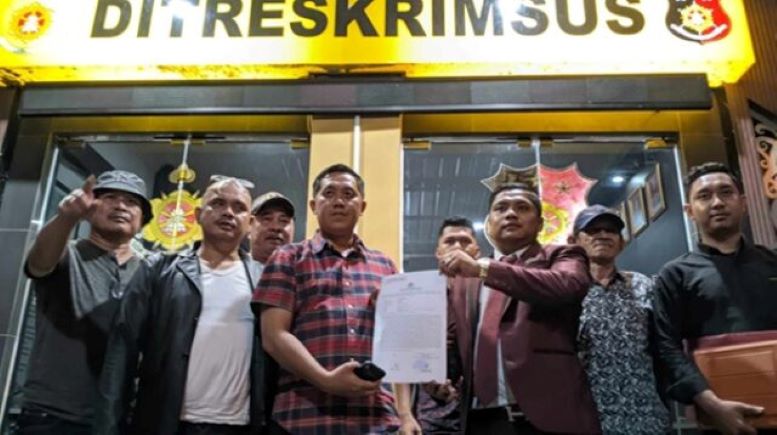 PELAPORAN: Kuasa hukum Manajemen Kalteng Putra Jefrico Seran bersama Manajer Tim Kalteng Putra Sigit Widodo saat membuat laporan ke Krimsus Polda Kalteng, Kamis (25/1/2024). (DODI/RADAR SAMPIT)