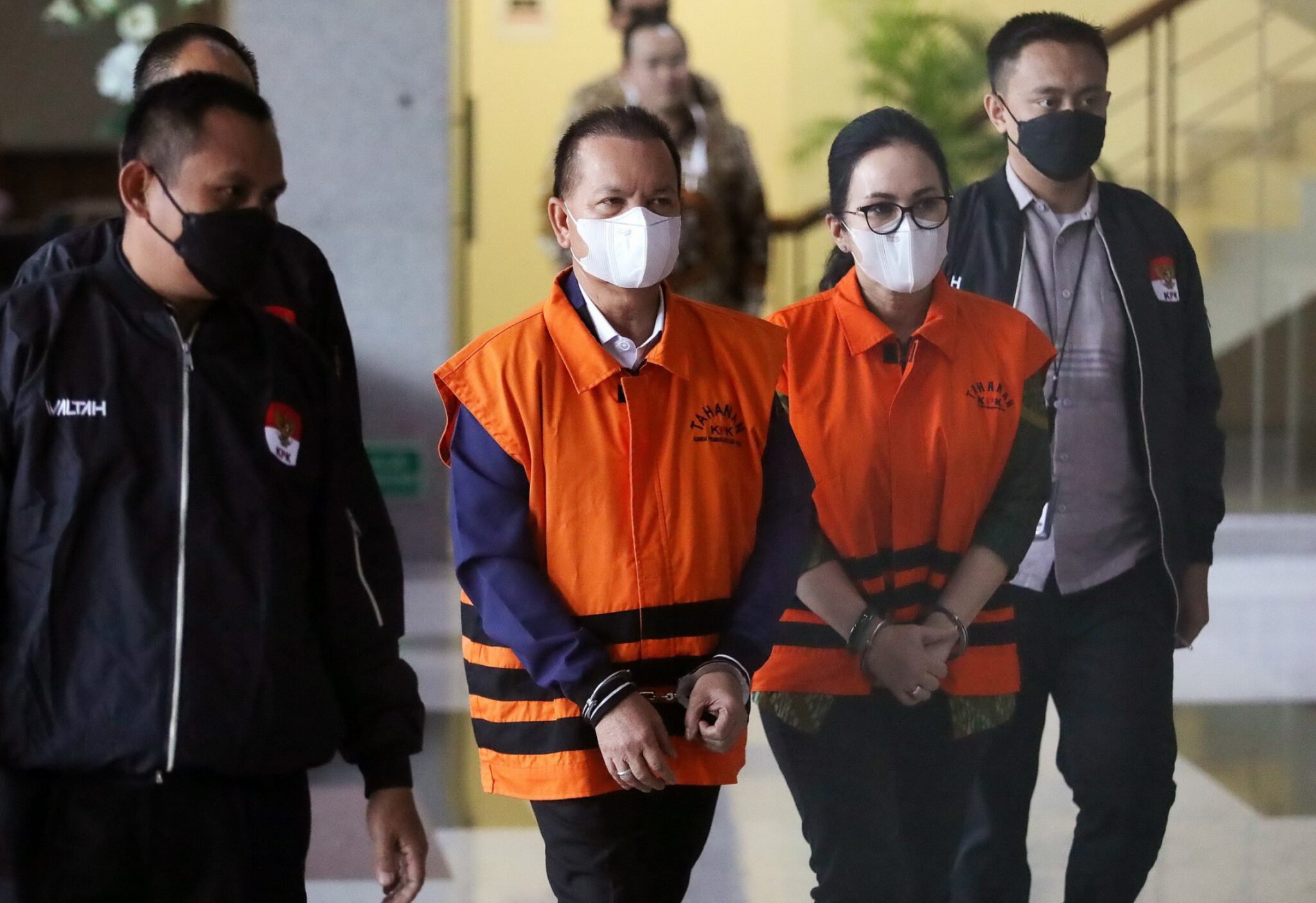 Bupati Kapuas, Ben Brahim S Bahat, dan istrinya Ary Egahni Ben Bahat Anggota DPR RI Fraksi Nasdem berjalan memakai baju Orange di Gedung KPK, Jakarta, Selasa (28/3/2023). Keduanya ditahan usai ditetapkan sebagai tersangka pemotongan anggaran dan suap di K