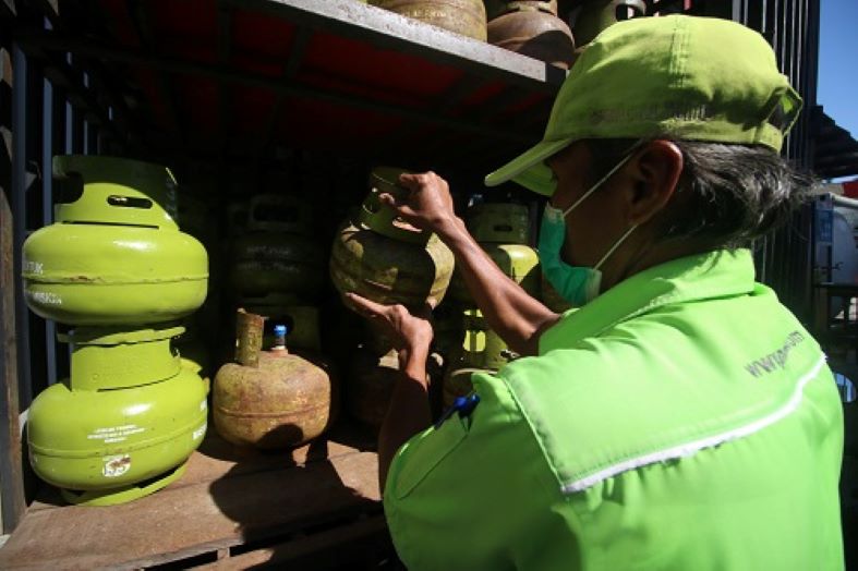 HARGANYA ENGGAK NORMAL: Elpiji 3 kilogram belakangan sulit ditemukan di tingkat pengecer maupun pangkalan.