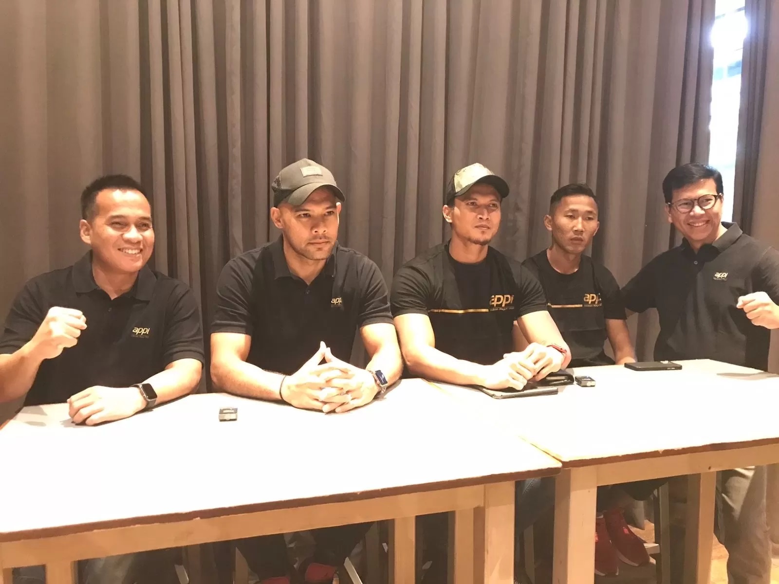 Asosiasi Pesepak Bola Profesional Indonesia saat memberikan keterangan terkait polemik gaji di tim Kalteng Putra. (Taufiq/Jawa Pos)