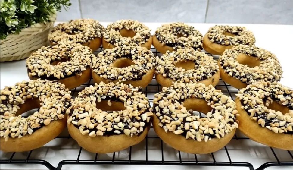 Resep donat tanpa ragi topping coklat kacang / YouTube @CR_COOK