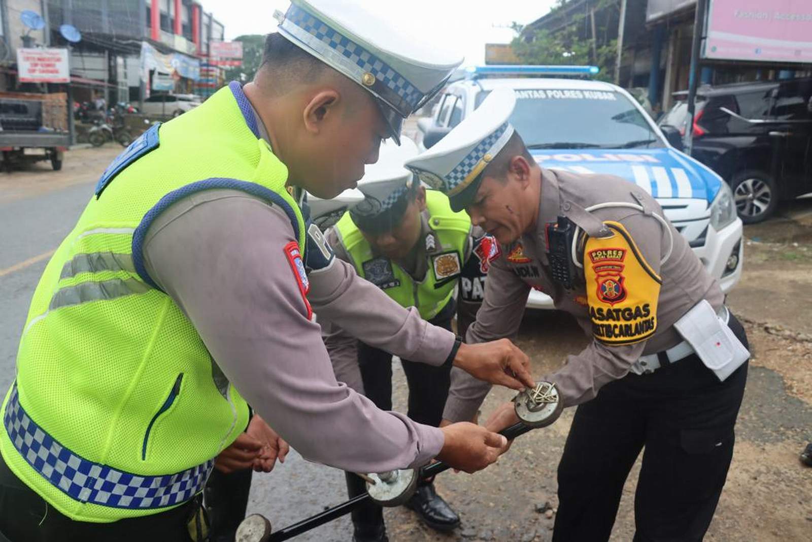RAZIA PAKU: Kasat Lantas Polres Kubar AKP Budi Witikno memimpin operasi di jalanan.