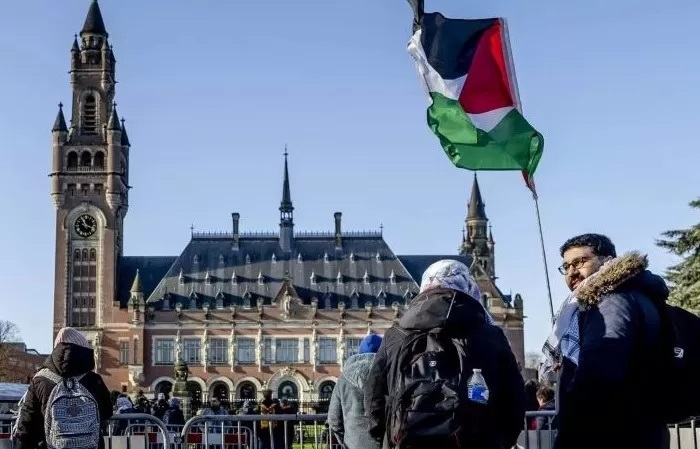 Demonstran pro-Palestina di depan ICJ. (MEE)
