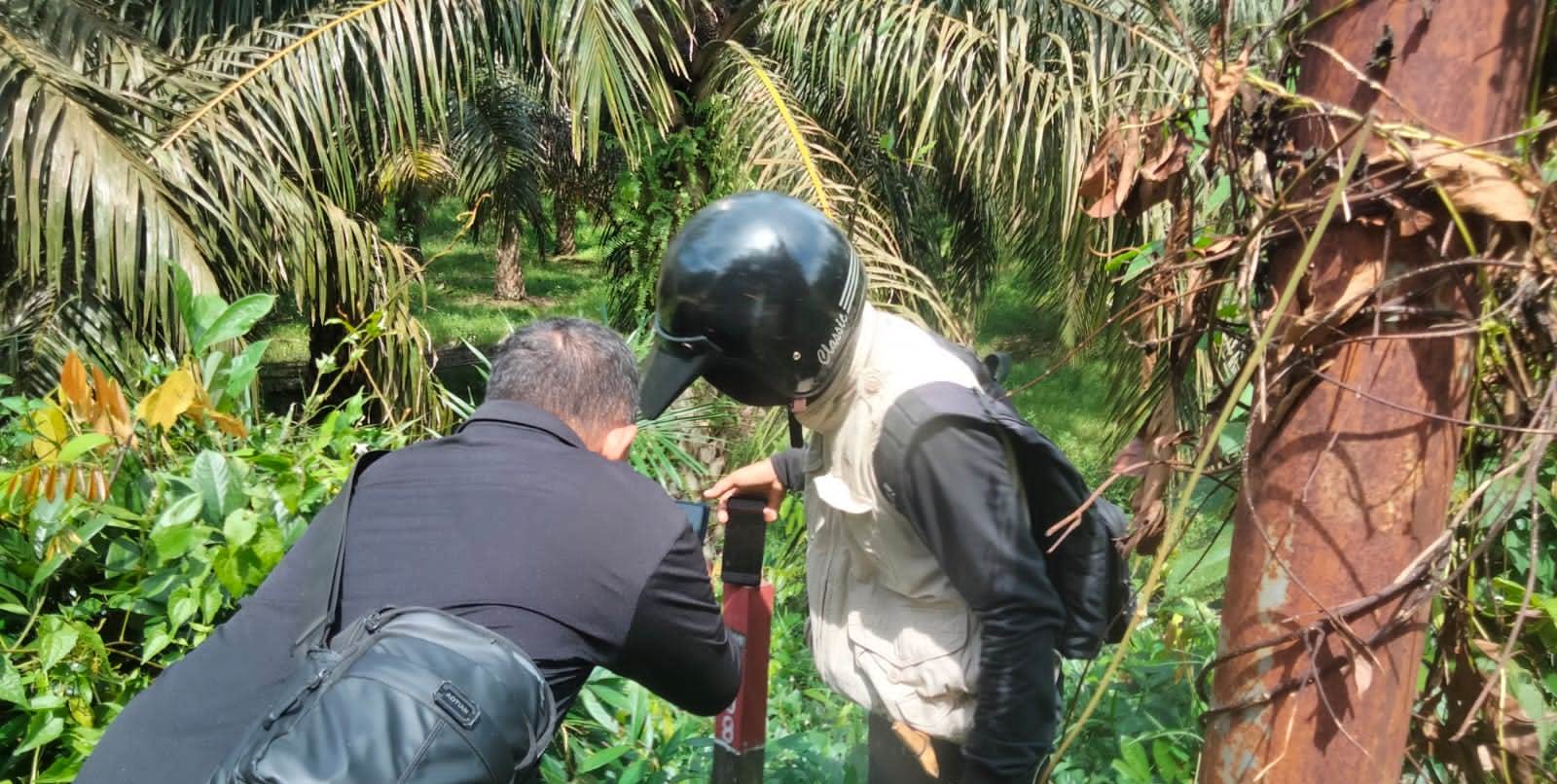 Warga mematok lahannya. (IST)