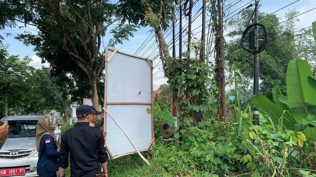 DICOPOT: Sejumlah APK di Balangan terindikasi berada di zona terlarang ditertibkan tim gabungan.(foto: Bawaslu Balangan untuk Radar Banjarmasin)