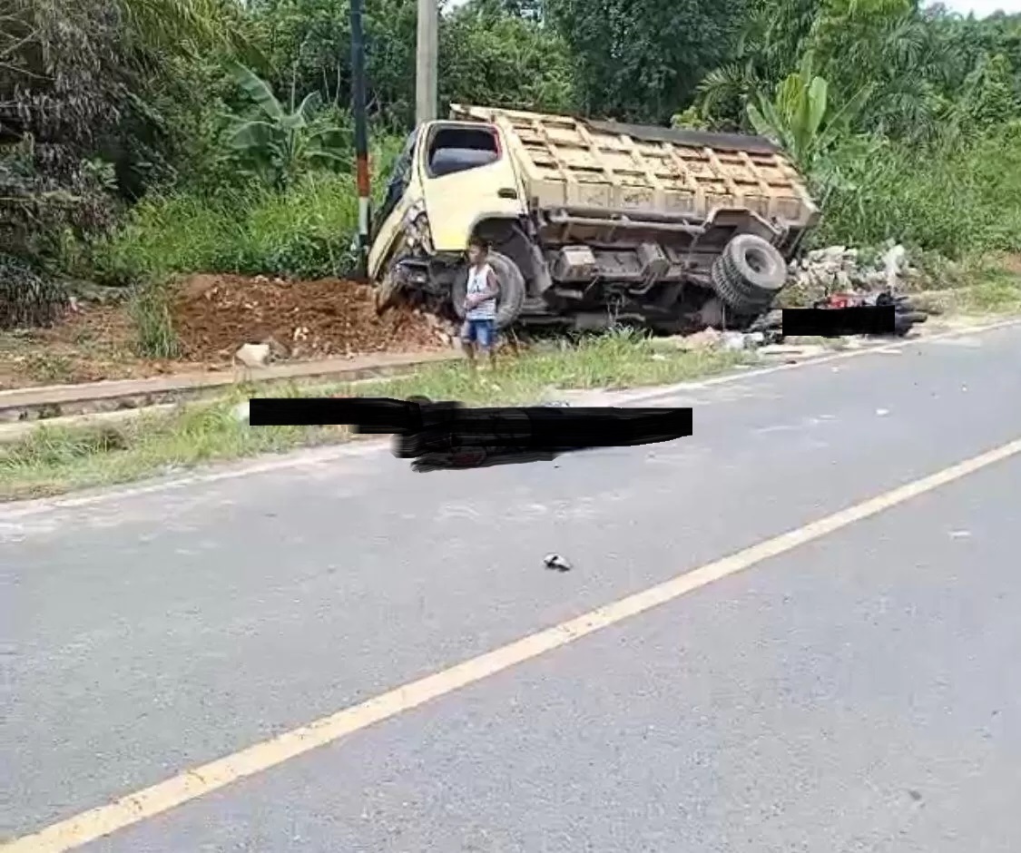 TABRAKAN: Kondisi setelah kecelakaan maut yang menewaskan tiga orang di jalan turunan dekat Rumah Makan Andalan di Desa Mekarpura.(Foto: Relawan untuk Radar Banjarmasin)