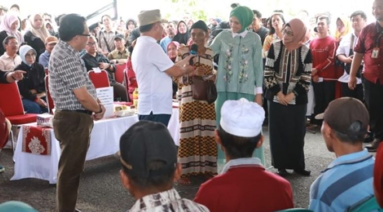 Gubernur Kalteng H. Sugianto Sabran didampingi Pj Bupati Kapuas Erlin Hardi saat menyerap aspirasi masyarakat di Stadion Panunjung Tarung Kuala Kapuas, Sabtu (27/1)(MMC KALTENG)