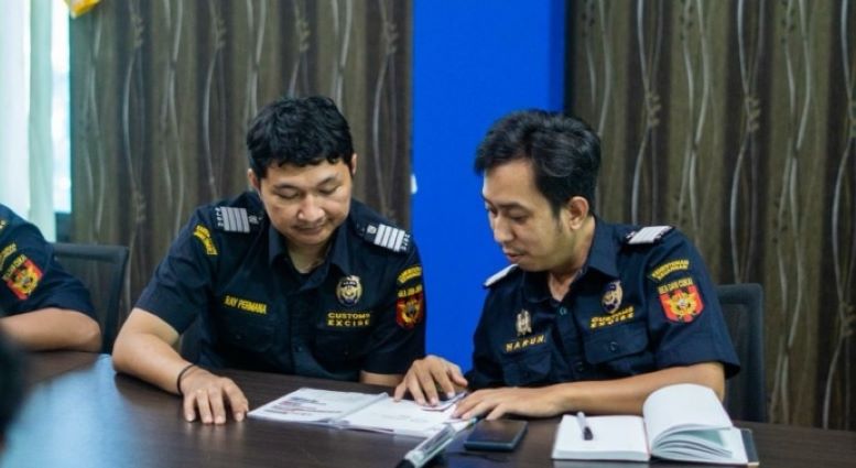 MULAI PENYULUHAN: Personel Bea Cukai Tarakan dibekali pengetahuan mengenai desian pita cukai yang baru. FOTO: BEA CUKAI TARAKAN