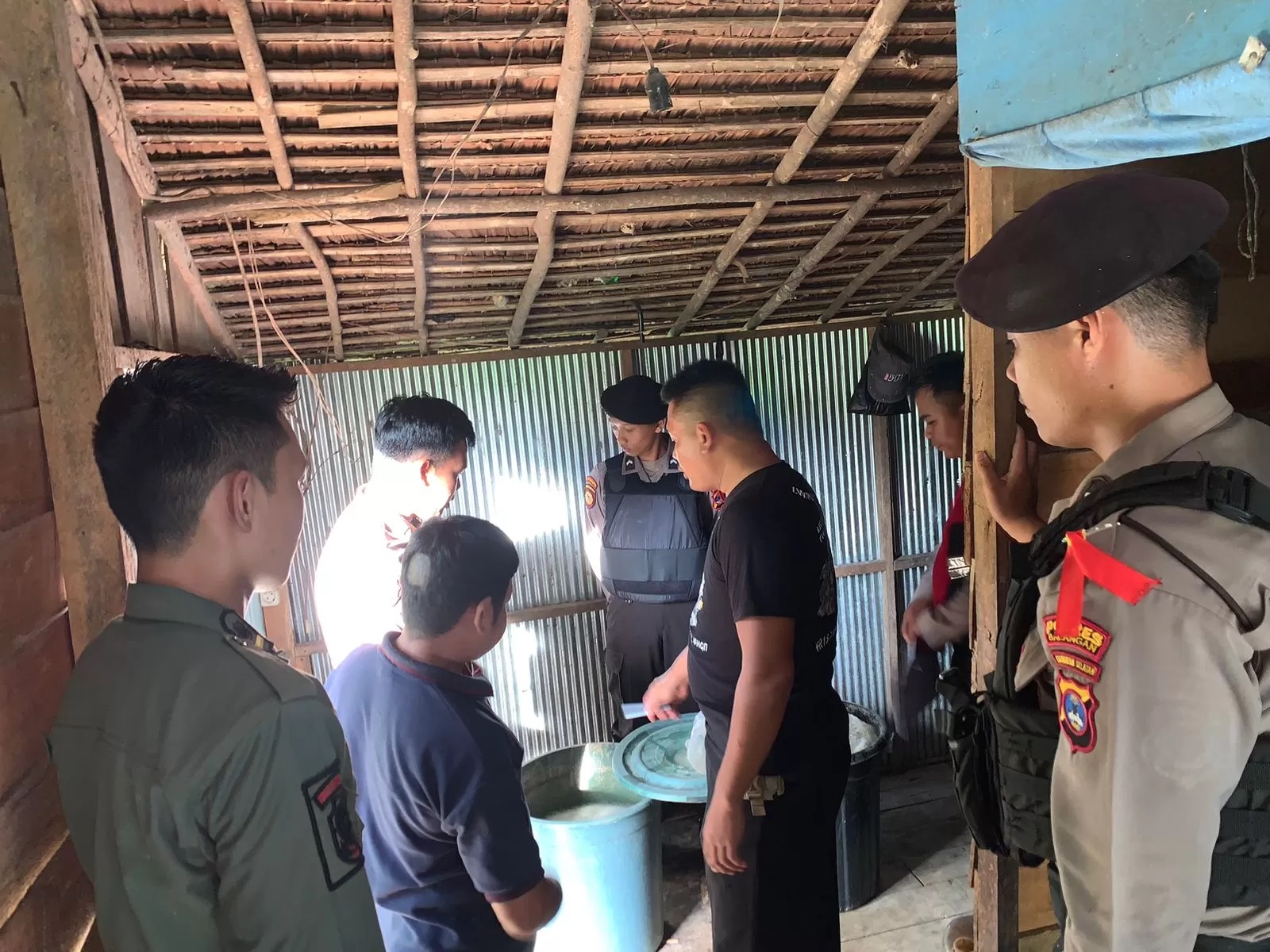 MIRAS TRADISIONAL: Jajaran Sat Samapta Polres Balangan kala melakukan pengecekan ke lokasi jual beli tuak.(Foto: Polres Balangan untuk Radar Banjarmasin)