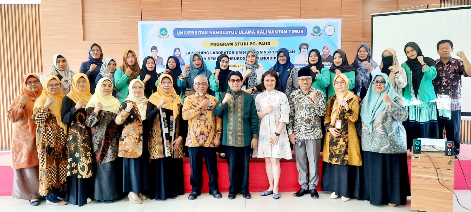 MEMBUKA: Rektor Farid Wadjdy (lima kanan depan) saat meresmikan Laboratorium Neurosains Pendidikan UNU Kaltim di akhir foto bersama jajaran lainnya.