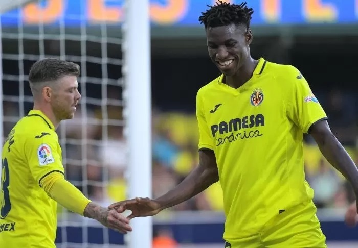 Pemain Villareal Nicolas Jackson (kanan) dan Alberto Moreno. (Jose Jordan/AFP/Antara)