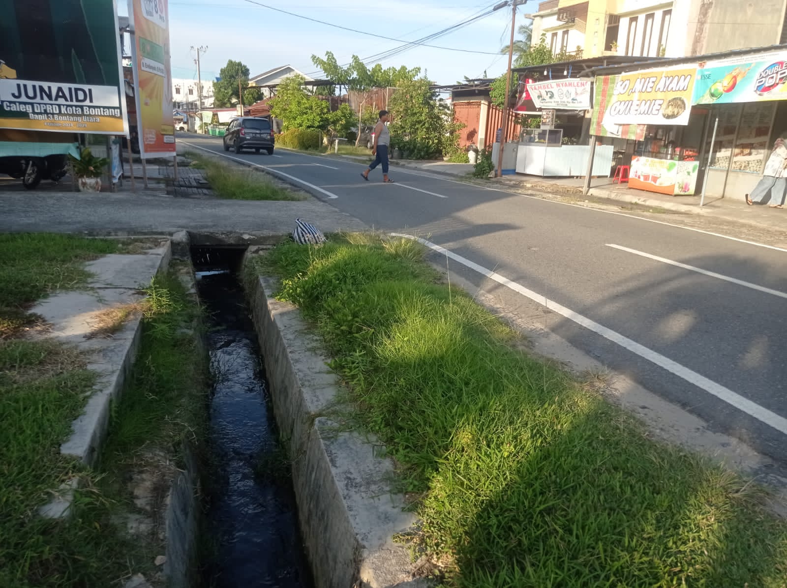 ATASI GENANGAN: Parit di Jalan Suryanata ini akan dilebarkan menjadi satu setengah meter tahun ini.