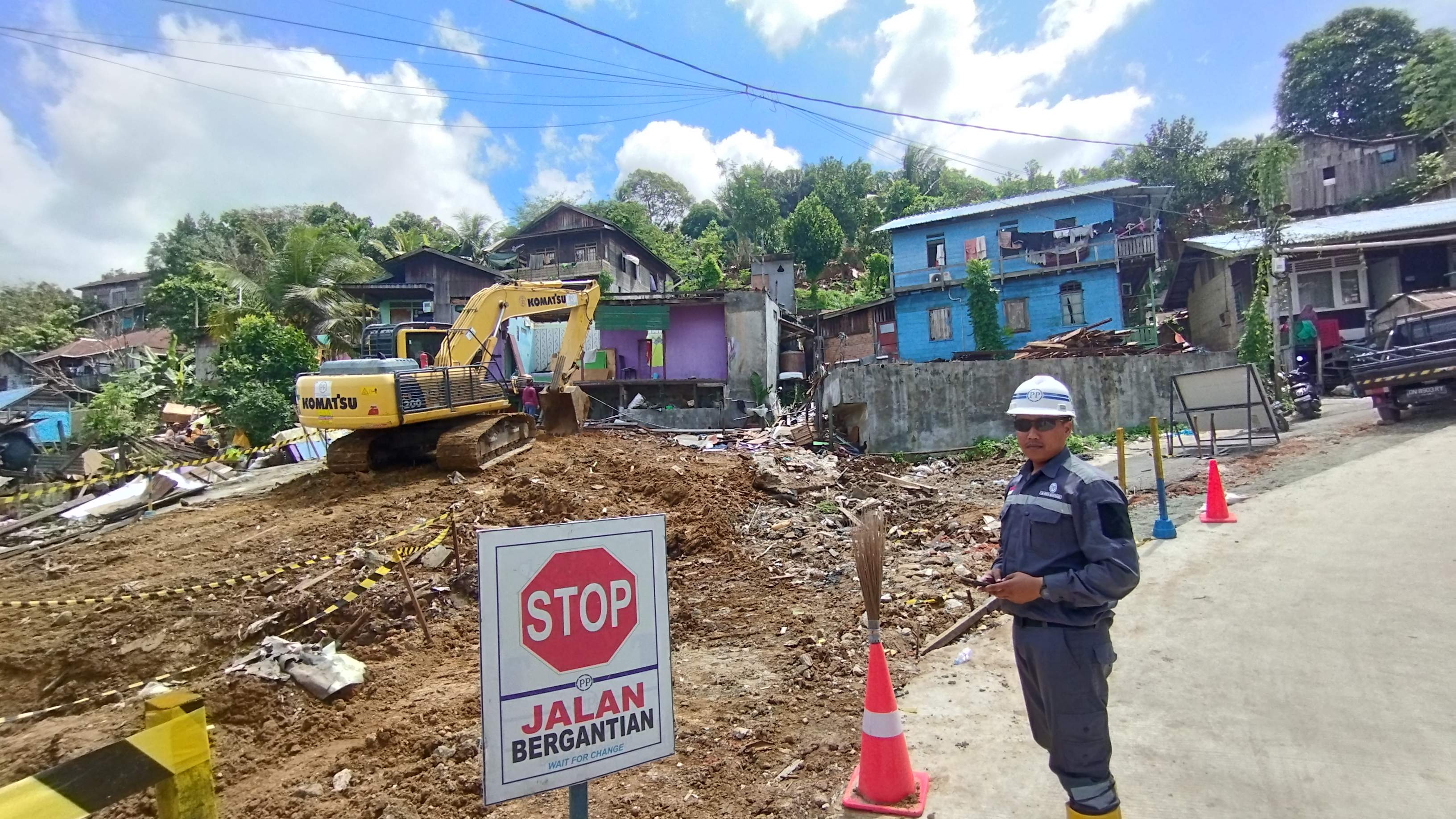 PERCEPATAN: Tim PT PP memantau pelaksanaan pembersihan material sisa bangunan rumah warga di Jalan Kakap, Samarinda Ilir, Jumat (26/1).