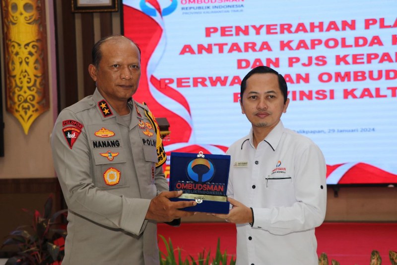 Kapolda Kaltim Irjen Nanang Avianto menerima Piagam Hasil Kepatuhan dari Pjs. Kepala Perwakilan Ombudsman RI Kalimantan Timur Hadi Rahman.