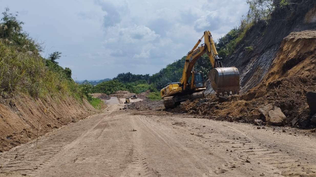 MASIH PENGERJAAN: Akses baru mengoneksikan tiga jalan yang diprediksi selesai akhir 2023, harus menambah waktu lantaran ada beberapa kendala.